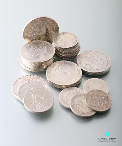 null Lot de pièces en argent comprenant une pièce de 50 francs de 1974, deux pièces...