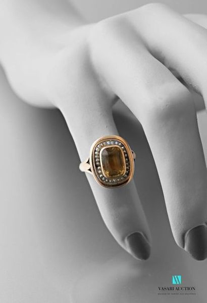 null 750 thousandths yellow gold ring set with a central citrine surrounded by pearls...