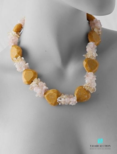 null Necklace made of hard stone of cordiform cut alternating with rock crystal,...