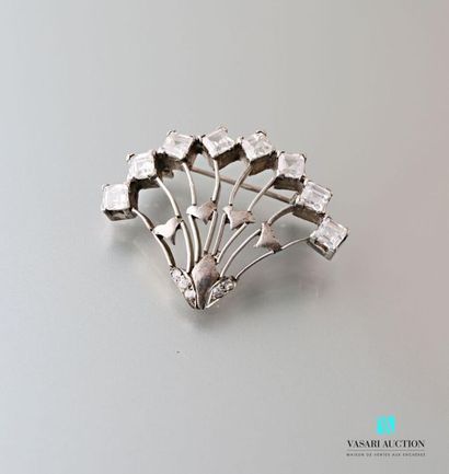 null Silver fan-shaped brooch decorated with zirconium oxides
3.5 x 5 cm - Gross...