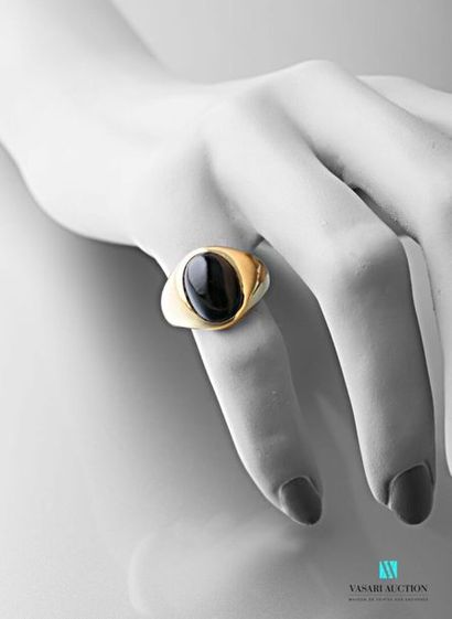 null Yellow gold 750 thousandths signet ring decorated with a garnet cabochon 
Gross...