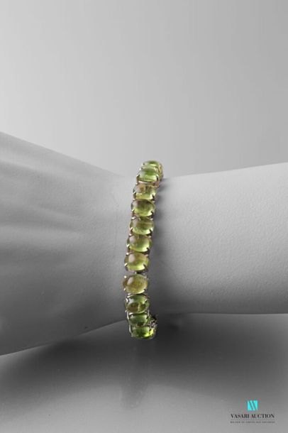 null Silver bracelet decorated with peridot cabochons, clip-clasp with safety eight.
(eight...