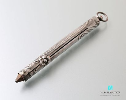 null Tubular silver pencil with scrolls and flowers decoration.
Art Nouveau period
Gross...