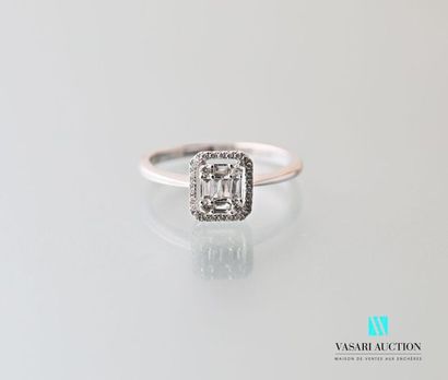 null 750 thousandths white gold ring set in its center with six baguette-cut diamonds...