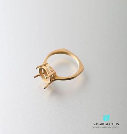 null Ring setting in 750 thousandths yellow gold, square section ring, central bezel...