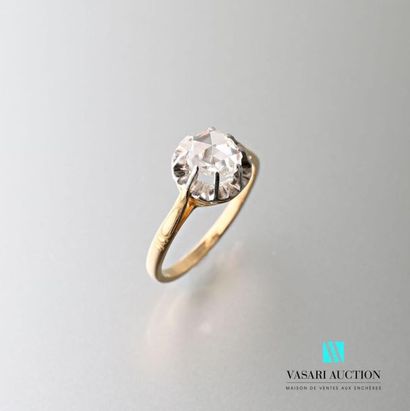 null Ring in yellow gold 750 thousandths adorned with a rose cut diamond in a scalloped...