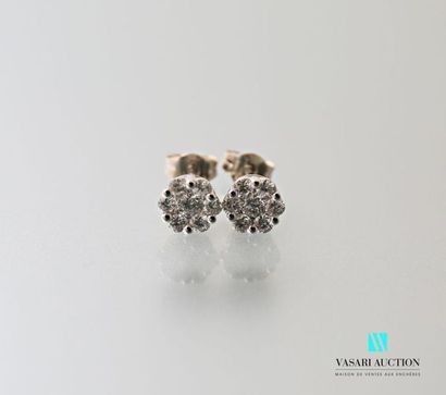 null Pair of 750 thousandths white gold flower shaped earrings adorned with modern...