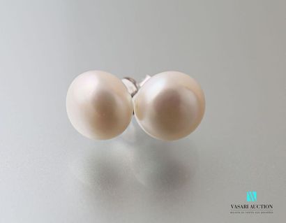 null Paire de boucles d'oreilles en argent 925 millièmes orné de perles blanche.
(défaut...