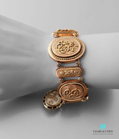 null Flexible bracelet XIXth century gold 750 thousandths of three tones, oval mesh...