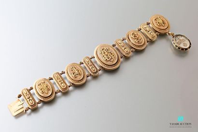 null Flexible bracelet XIXth century gold 750 thousandths of three tones, oval mesh...