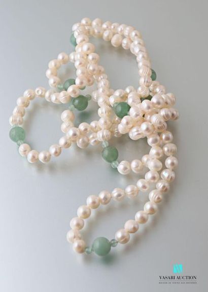 null Sautoir de perles d'eau douce blanche agrémenté de perles d'agate.
Long. : 66,5...