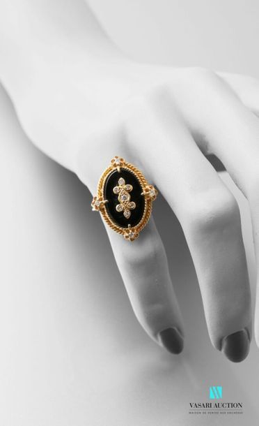 null Ring in 750 thousandths yellow gold with an oval motif set with an onyx in a...
