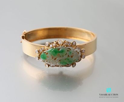 null Bracelet demi-jonc en or jaune 750 millièmes, motif central ovale de jade jadéite...