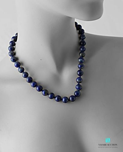 null Choker necklace made of lapis lazuli beads, metal clasp
Length: 44 cm
