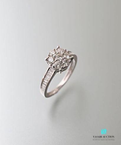null Ring in 750 thousandths white gold decorated with a round pavé of seven diamonds,...