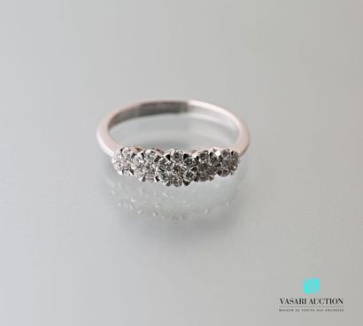 null 750 thousandths white gold ring decorated with five diminishing motifs paved...