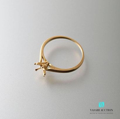 null Yellow gold ring setting 750 thousandths, six claws bezel 
Gross weight: 2.1...