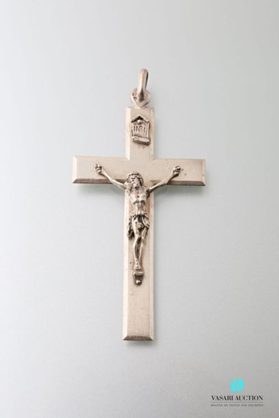 null Important pendentif croix en argent 
Poids : 15 g – Longueur 8,5 cm.