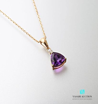 null Pendant and its chain in 750 thousandths yellow gold, adorned with an amethyst...