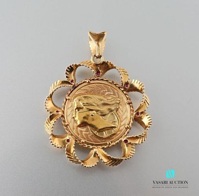 null Round pendant in yellow gold 750 thousandths gadrooned with red stones and centered...