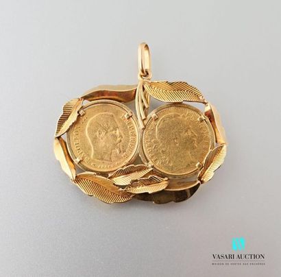 null Pendant in yellow gold 750 thousandths: leaves holding two 10 franc coins of...