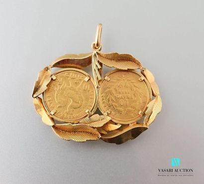 null Pendant in yellow gold 750 thousandths: leaves holding two 10 franc coins of...
