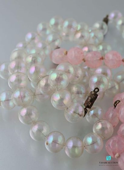 null Deux colliers de perles de plastique irisé imitant les bulles de savon et un...