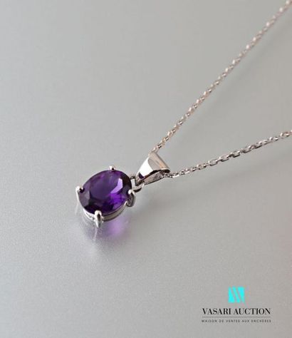 null Pendant and its chain with chainmail forçat, it is decorated with an amethyst...