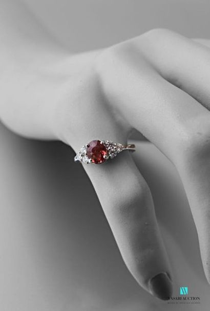 null Bague en or blanc 750 millièmes sertie d'une d'une tourmaline de couleur pêche...