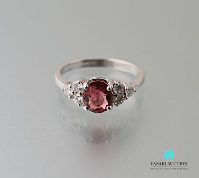 null Bague en or blanc 750 millièmes sertie d'une d'une tourmaline de couleur pêche...