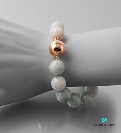 null Bracelet en jade de Birmanie, le fermoir en vermeil aimanté.
Poids brut : 65,75...