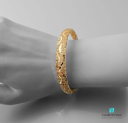 null Bracelet in openwork gilt vermeil decorated with sinuous bands.
Gross weight:...