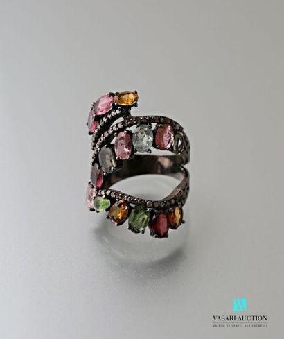 null Patinated silver ring with openwork and saymetric body decorated with oval tourmalines.
Gross...
