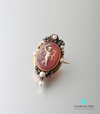 null Brooch in yellow gold 750 thousandths Napoleon III set with a cameo on carnelian...