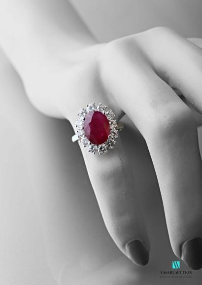 null Bague pompadour en or gris 750 millième sertie d’un rubis ovale central entouré...