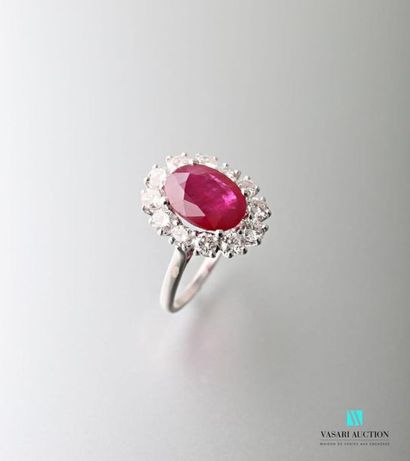 null Bague pompadour en or gris 750 millième sertie d’un rubis ovale central entouré...