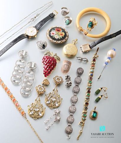 null Lot of costume jewellery including two pairs of earrings, a necklace with cabochon...
