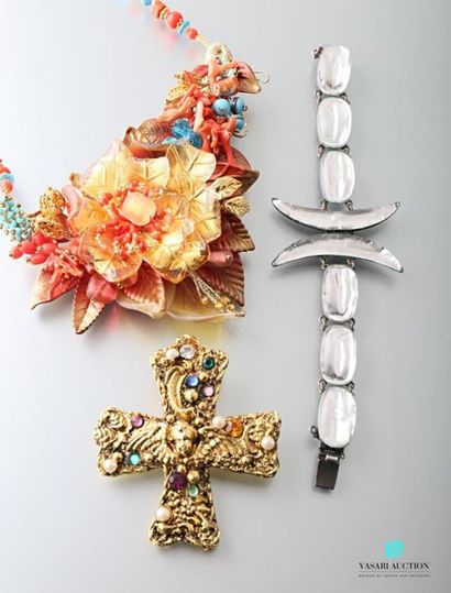 null Lot of three costume jewels including a necklace decorated with flowers and...