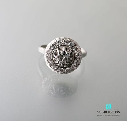 null White gold and platinum ring decorated with a round pattern paved with diamonds,...