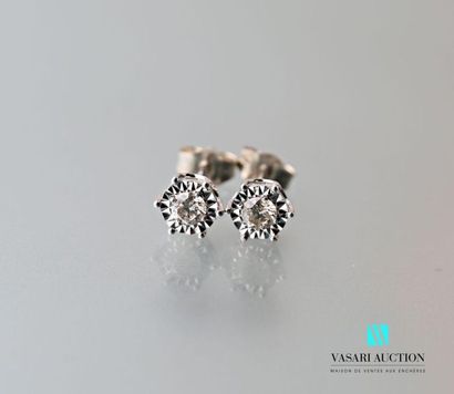 null Paire de boutons d'oreilles en or blanc 750 millièmes sertis de deux diamants...