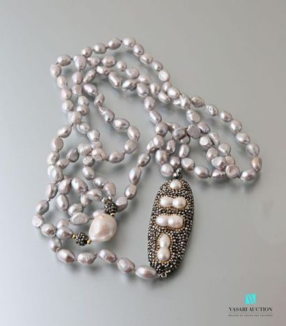 null Sautoir en perles grises baroque à deux rangs sur la moitiée orné d'un motif...
