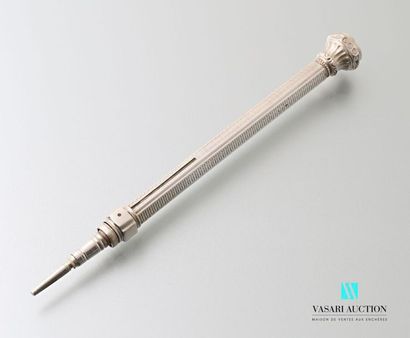 null Silver pen, the square barrel with guilloche decoration, it is surmounted by...