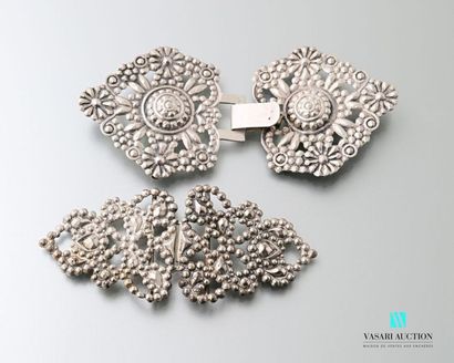 null A 24.7 g facetted silver cape clasp with floral decoration and a facetted silver...