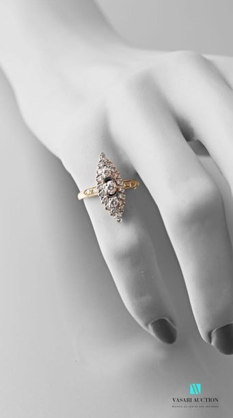 null Marquise ring in yellow gold 750 thousandths set with brilliants, the central...