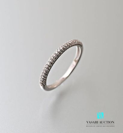 null Half wedding band in 750 thousandths white gold decorated with modern cut diamonds.
Gross...