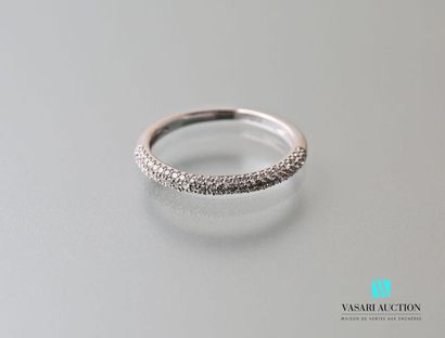 null Half wedding band in 750 thousandths white gold decorated with modern cut diamonds.
Gross...