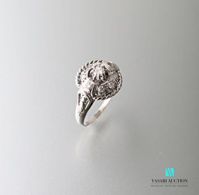 null Platinum ring 850 thousandths, central round cordate pattern decorated with...