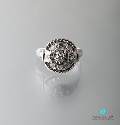 null Platinum ring 850 thousandths, central round cordate pattern decorated with...
