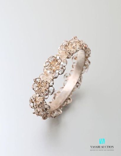 null Bracelet silver rush decorated with filigree flowers.
Inside diameter: 5.7 cm...