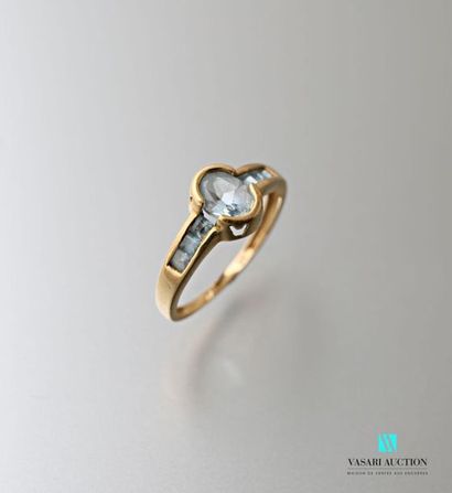 null Ring in 750 thousandths yellow gold decorated in its center with an oval topaz...